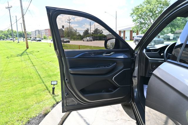 Used 2022 Jeep Grand Cherokee L Laredo AWD/4WD image 28