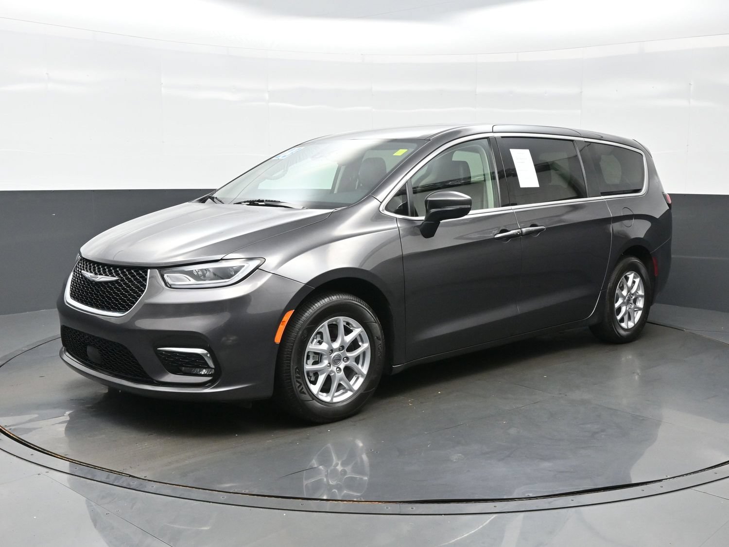 Used 2023 Chrysler Pacifica Touring-L FWD image 2