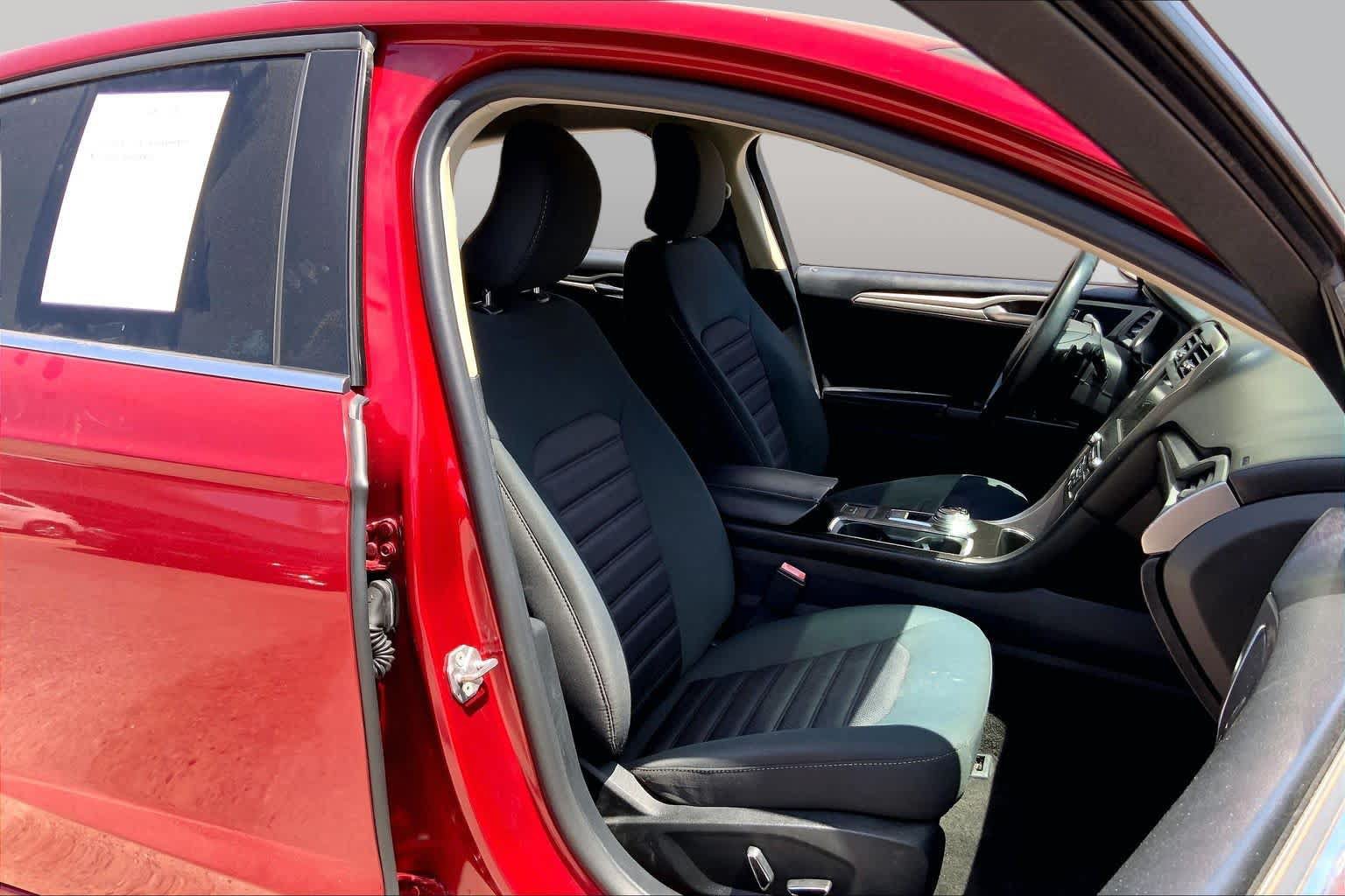 Used 2018 Ford Fusion SE w/ Fusion SE Technology Package FWD image 9