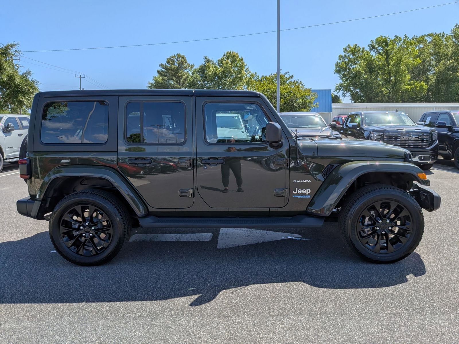 Used 2022 Jeep Wrangler Unlimited Sahara w/ Cold Weather Group AWD/4WD image 2