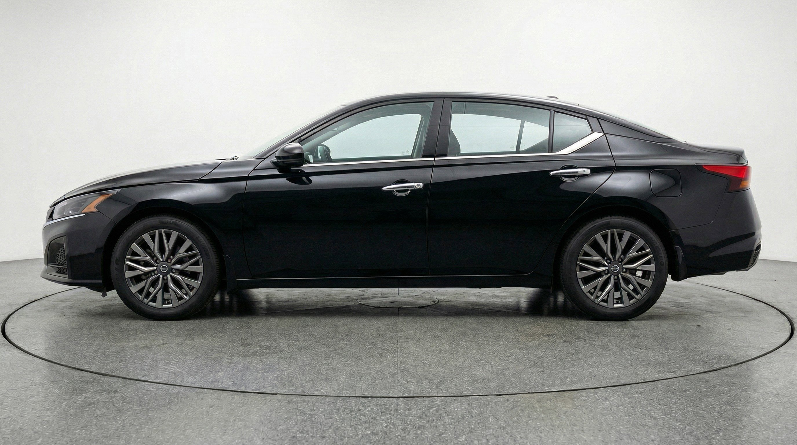 Used 2025 Nissan Altima 2.5 SV image 5