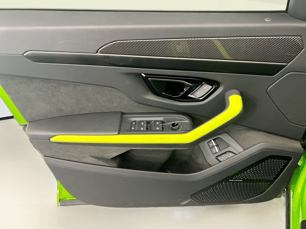 Used 2025 Lamborghini Urus SE AWD/4WD image 23