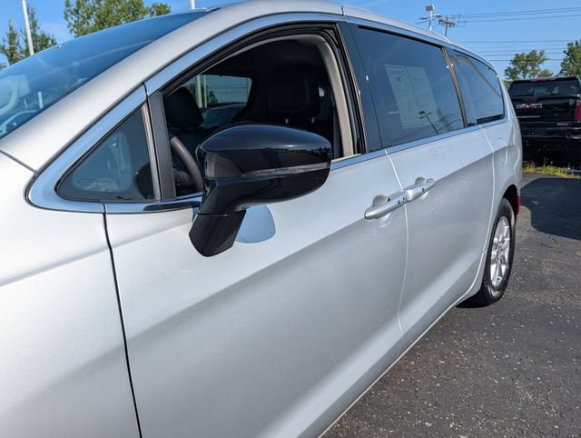 Used 2024 Chrysler Pacifica Touring-L FWD image 4