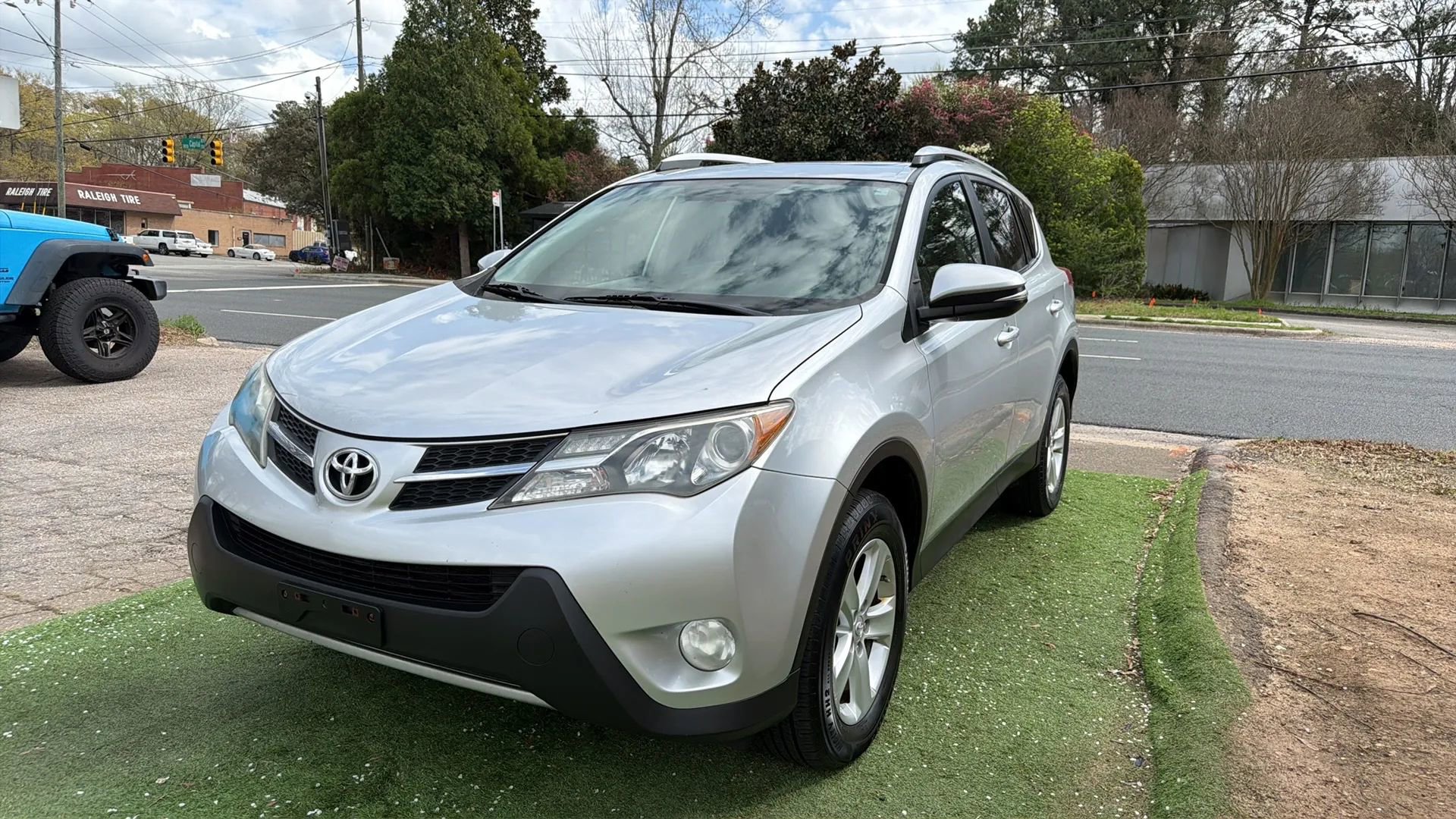 Used 2013 Toyota RAV4 XLE AWD/4WD image 4