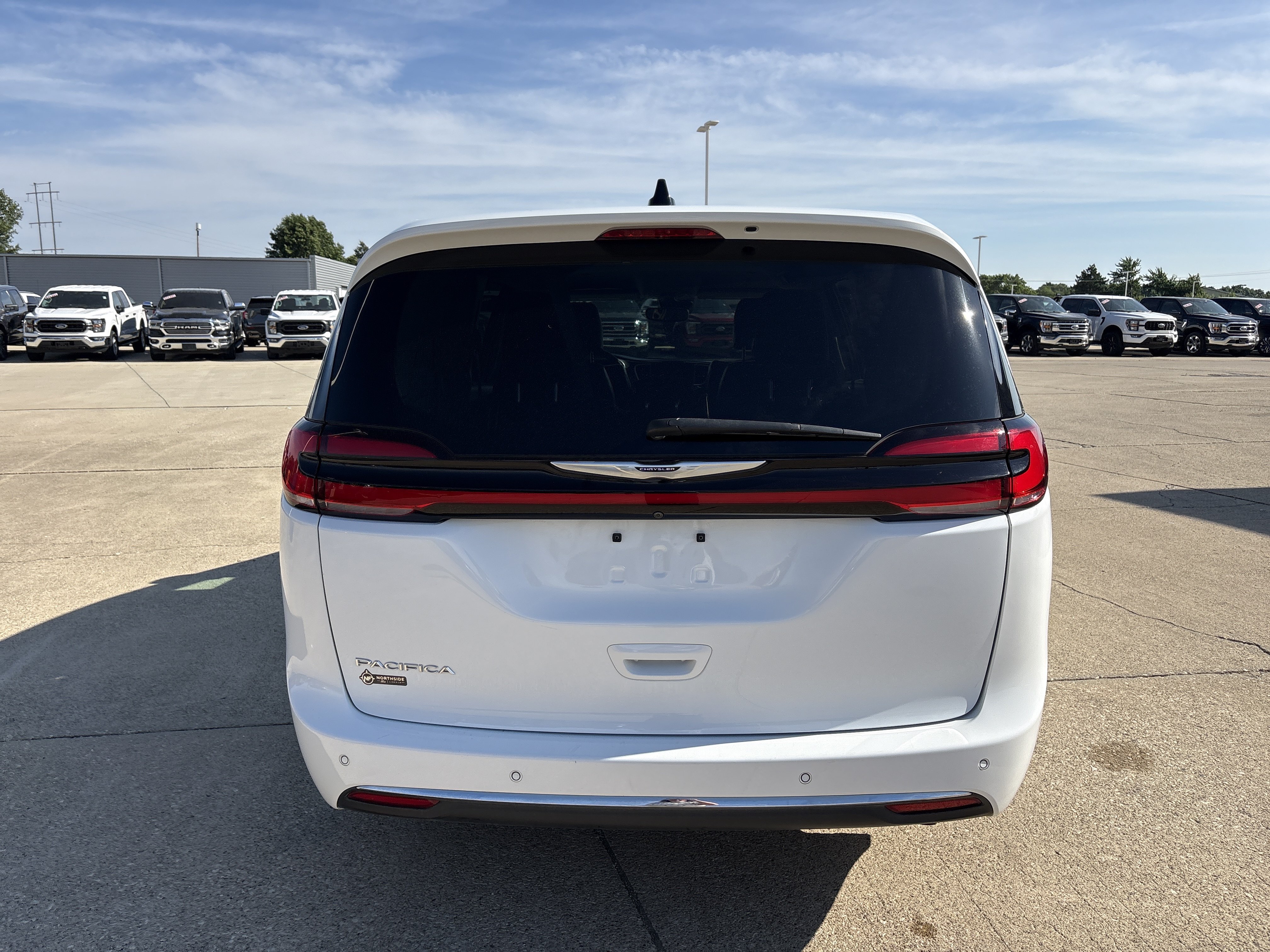 Used 2024 Chrysler Pacifica Touring-L FWD image 4