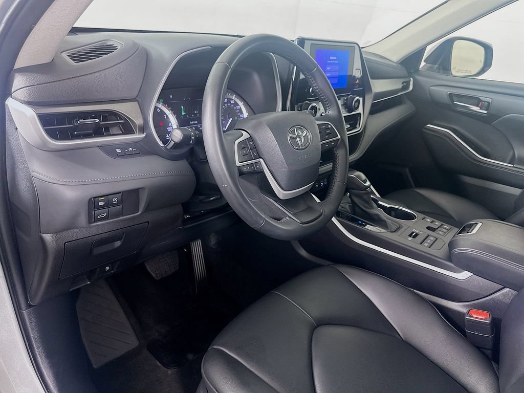 Certified 2024 Toyota Highlander XLE AWD/4WD image 9