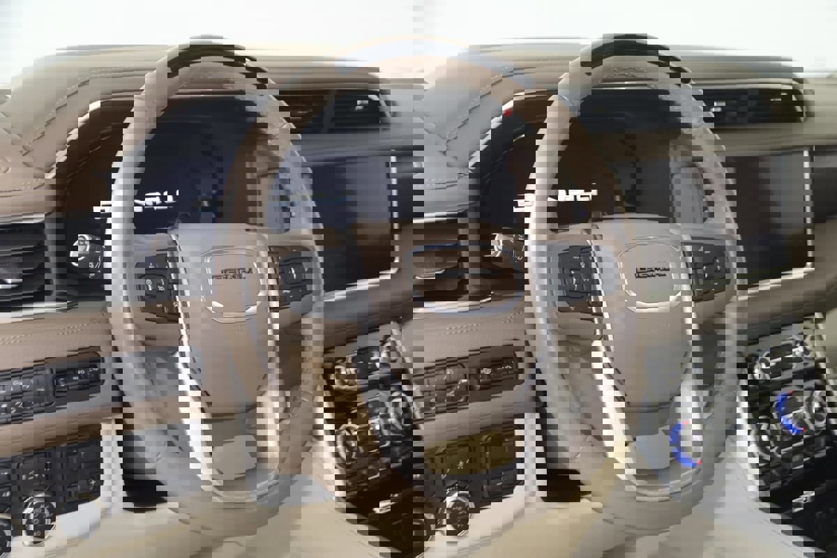 Used 2024 GMC Yukon Denali w/ Denali Reserve Package image 6