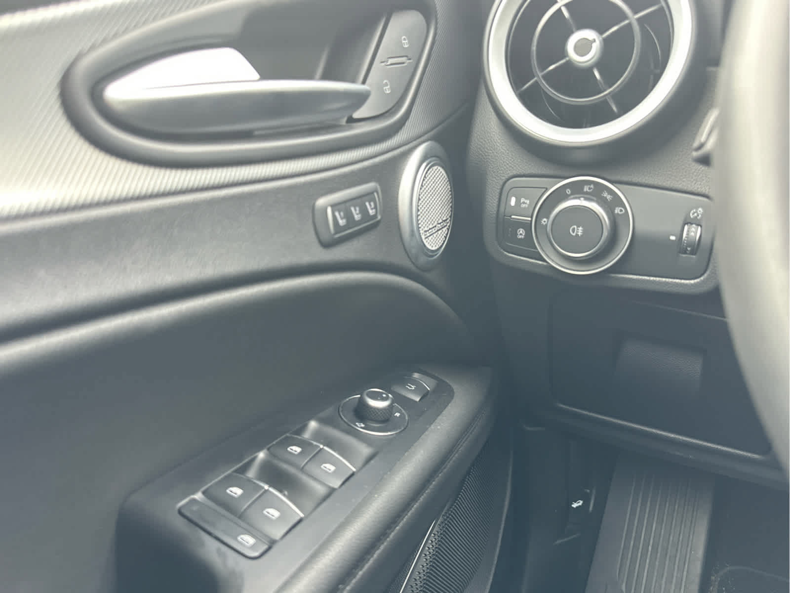 Used 2023 Alfa Romeo Stelvio Veloce AWD/4WD image 15