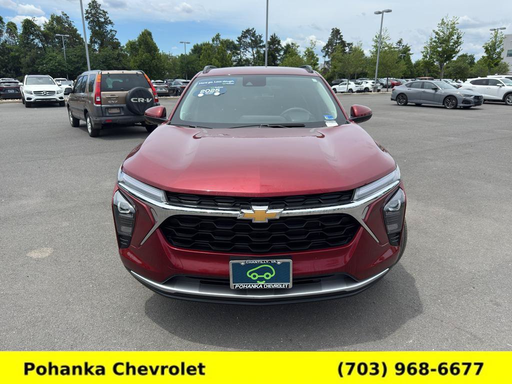 Used 2025 Chevrolet Trax LT FWD image 2