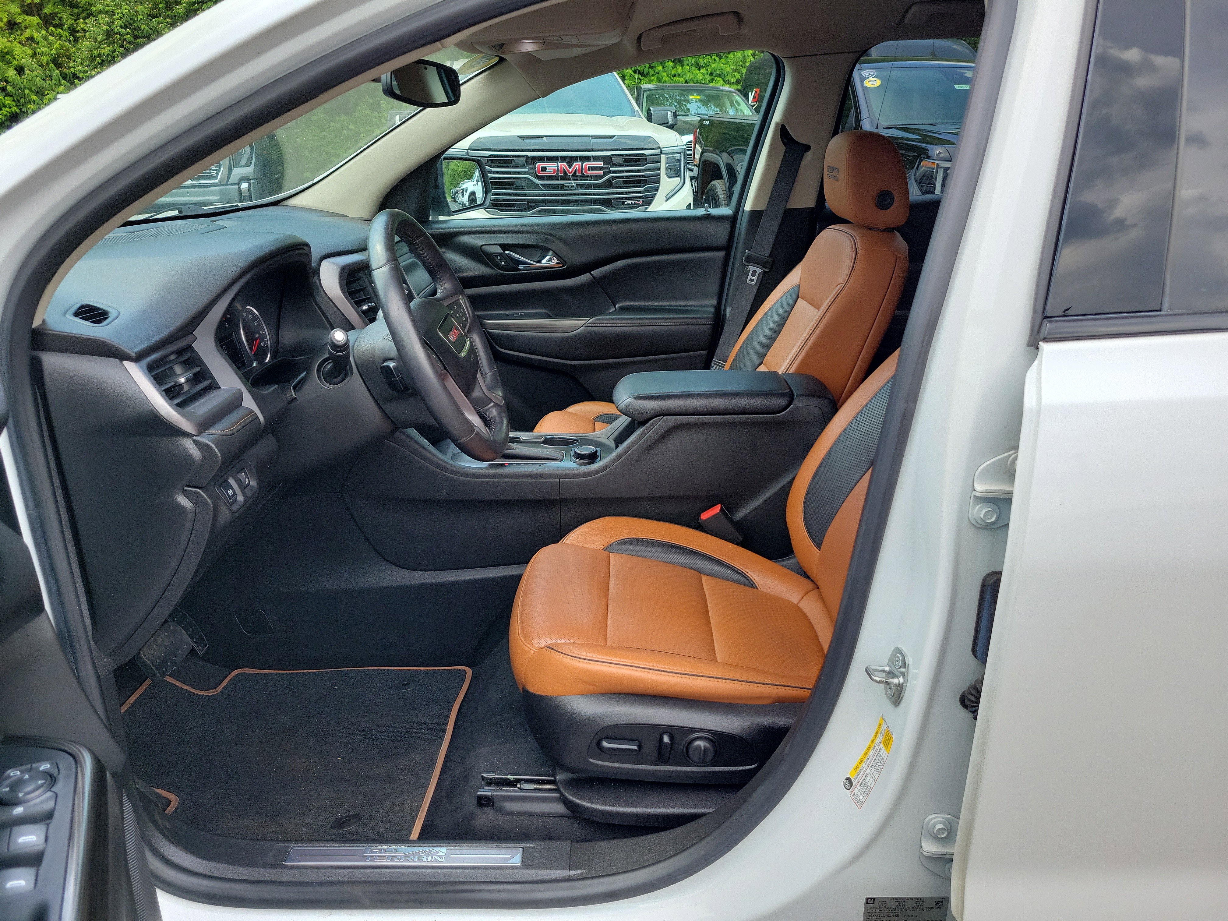 Used 2017 GMC Acadia SLT AWD/4WD image 16