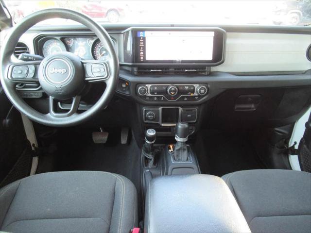 Certified 2024 Jeep Gladiator Sport AWD/4WD image 12