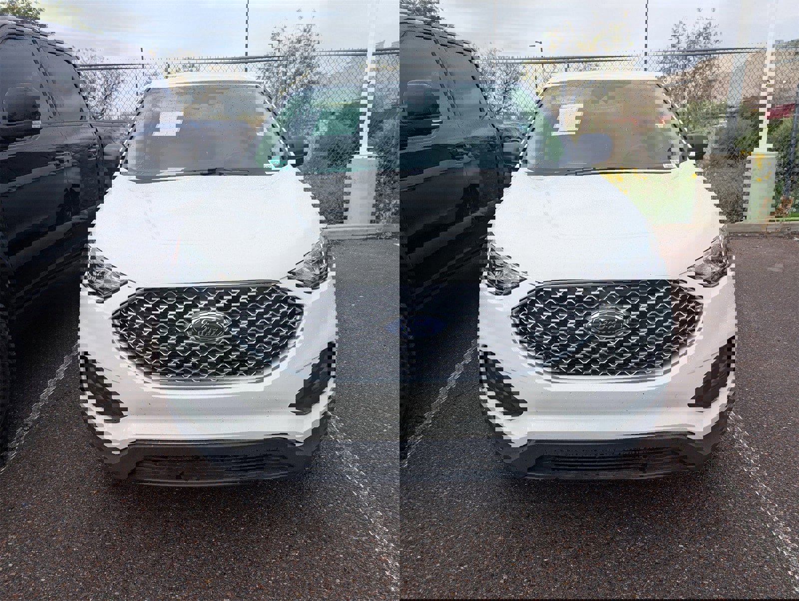 Used 2023 Ford Edge SE image 2