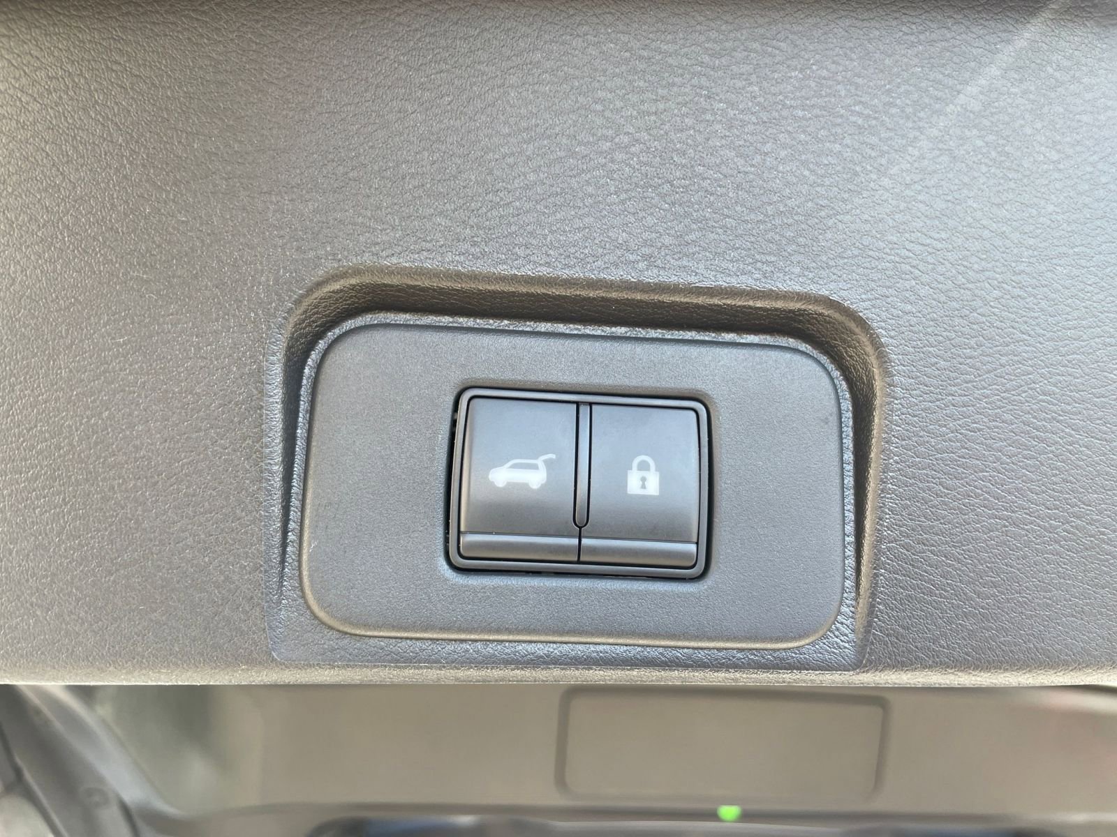 Used 2025 Nissan Rogue SV FWD image 23