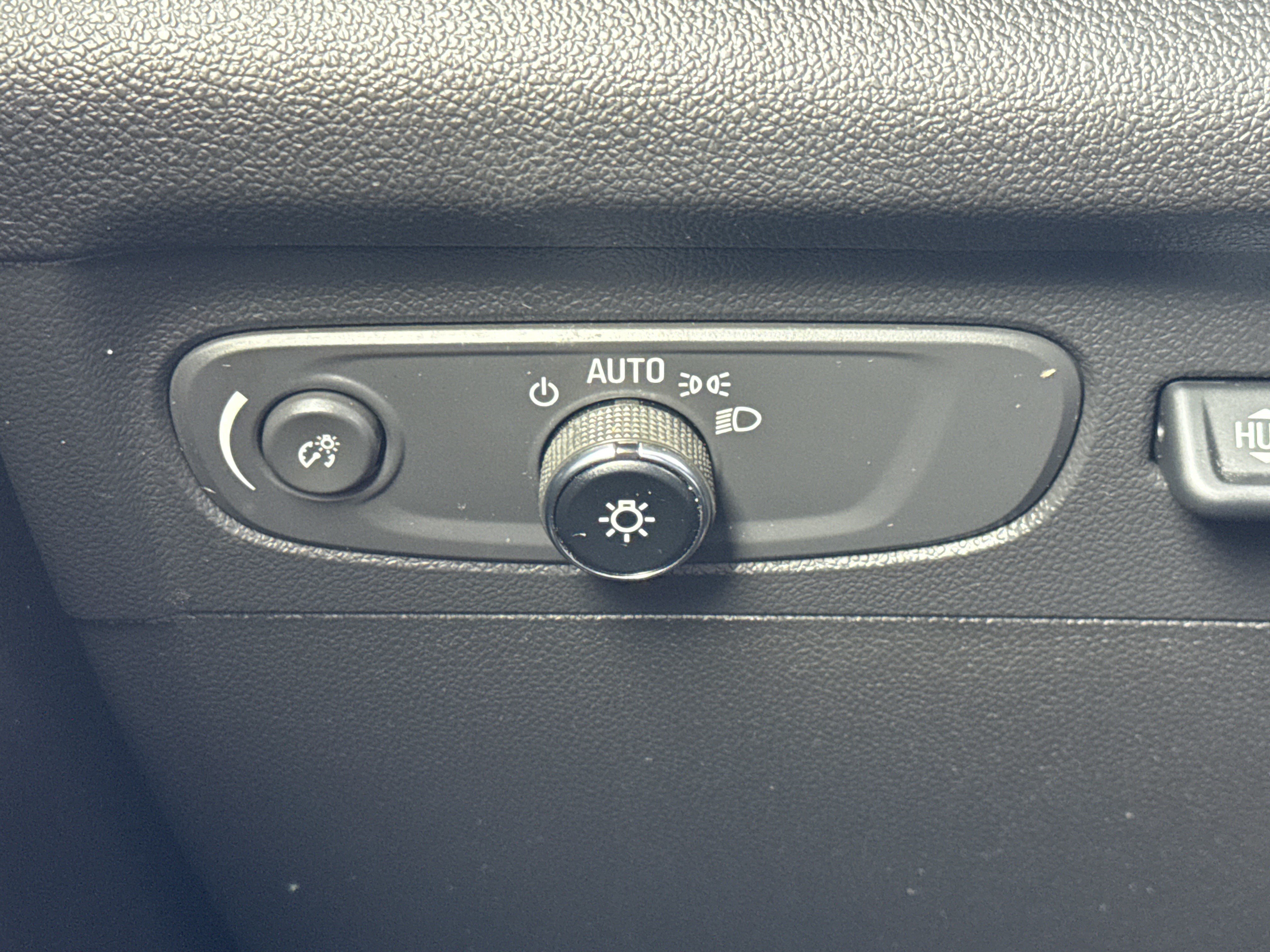 Used 2022 Buick Envision Essence w/ Technology Package I image 22