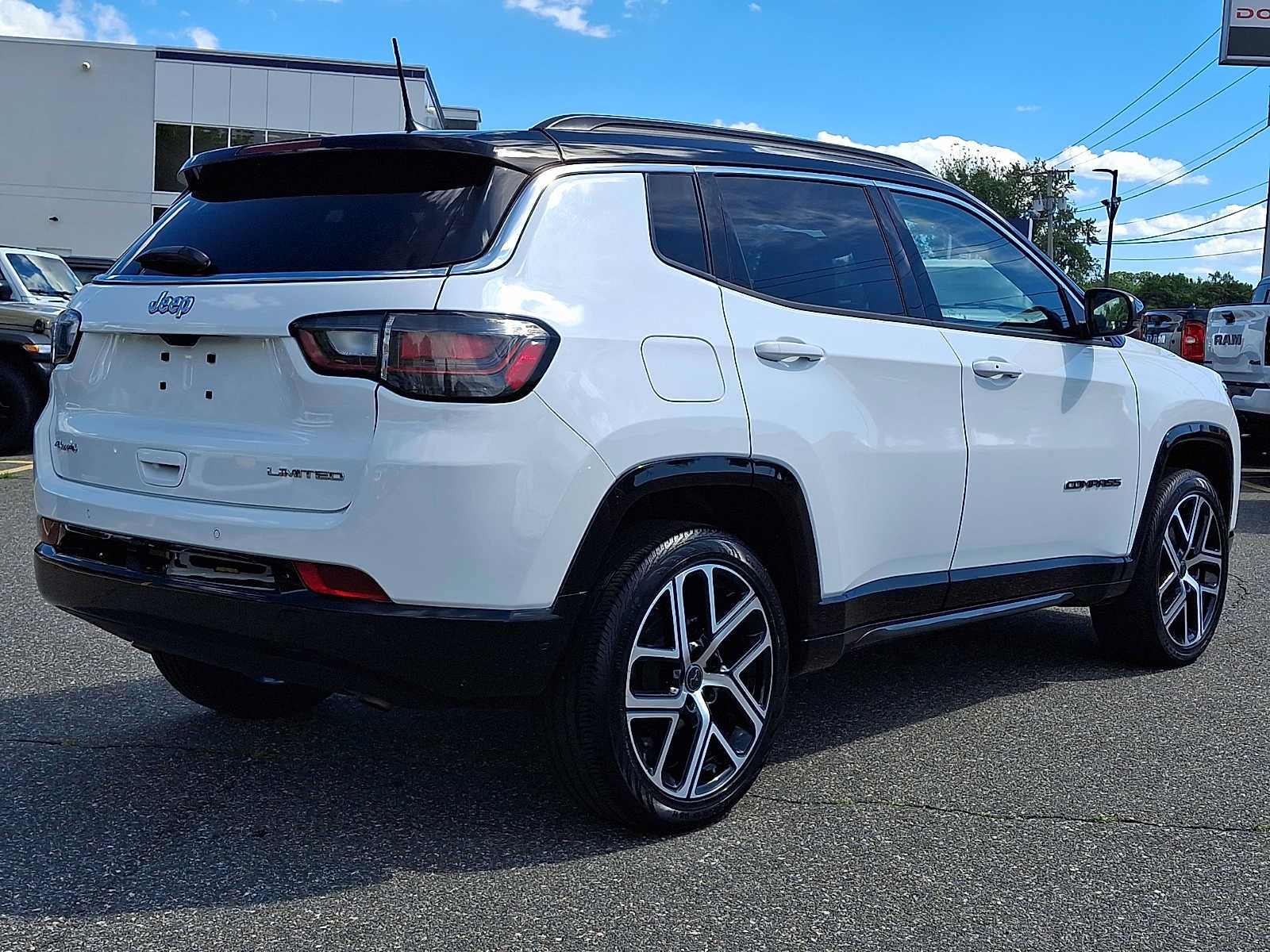 Certified 2025 Jeep Compass Limited w/ Elite Group AWD/4WD image 6
