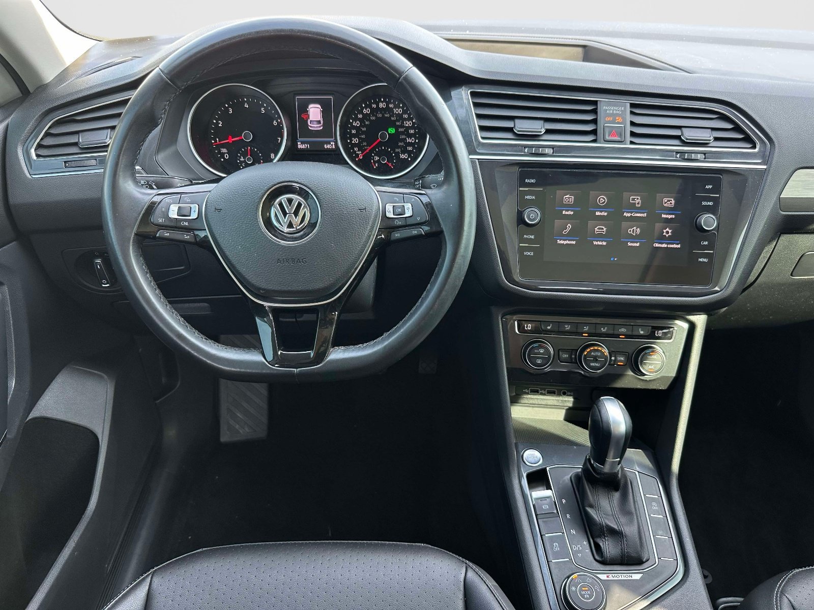 Used 2018 Volkswagen Tiguan SE w/ Panoramic Sunroof Package AWD/4WD image 7