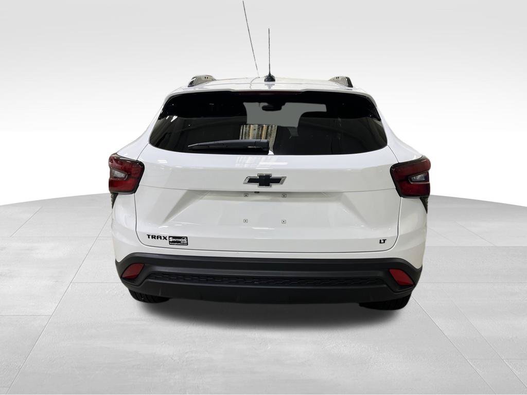 Used 2026 Chevrolet Trax LT w/ Midnight Edition FWD image 4