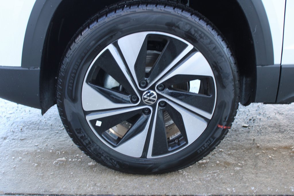 Certified 2025 Volkswagen Taos SE image 21