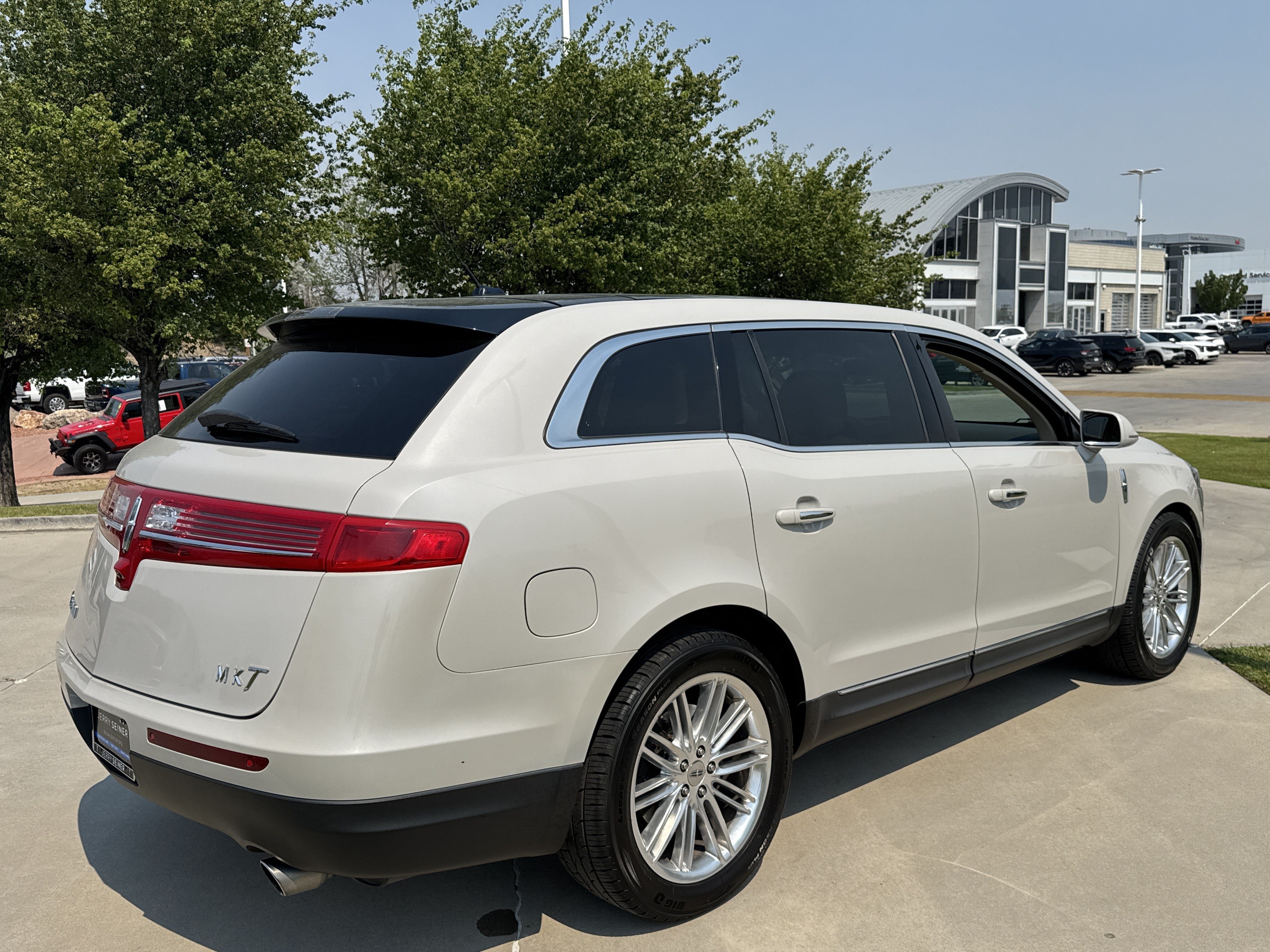 Used 2019 Lincoln MKT AWD image 9