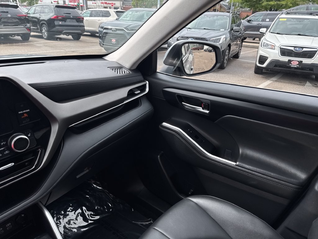 Used 2025 Toyota Highlander XLE AWD/4WD image 31