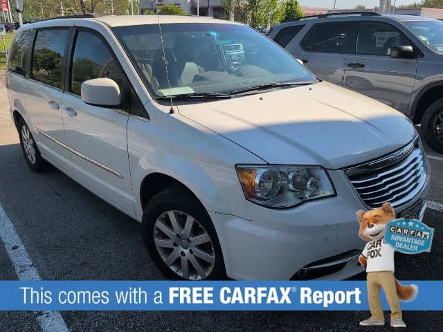 Used 2013 Chrysler Town & Country Touring FWD image 2