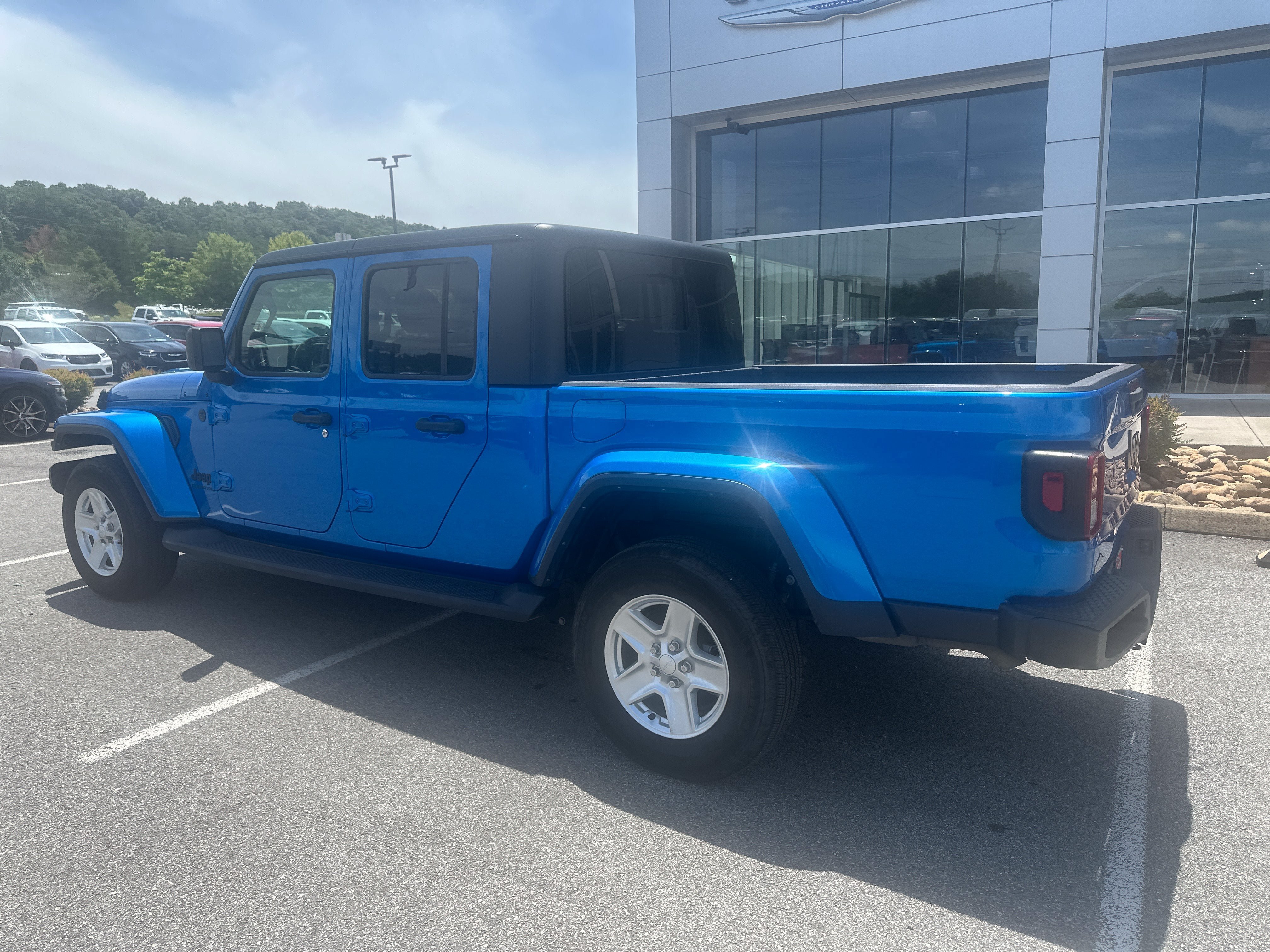 Used 2022 Jeep Gladiator Sport AWD/4WD image 10