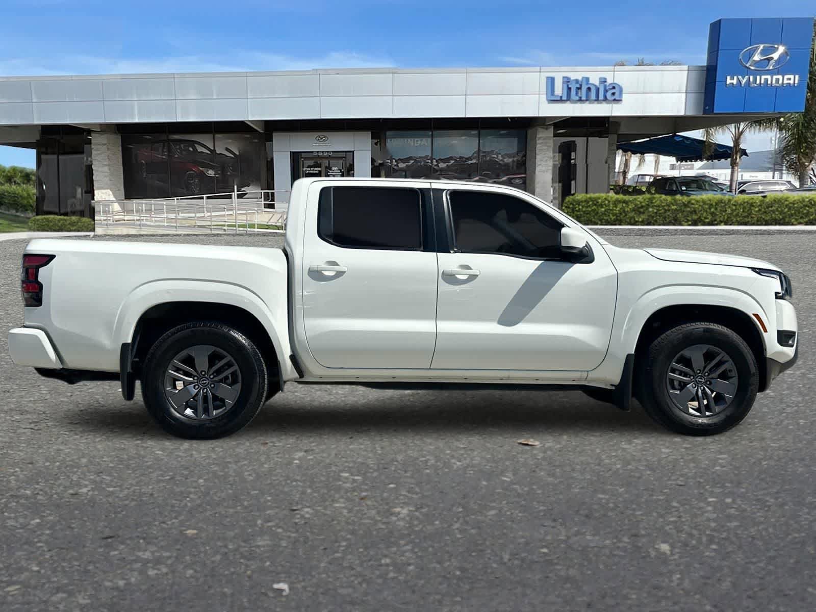 Used 2025 Nissan Frontier SV w/ Tow Package RWD image 9