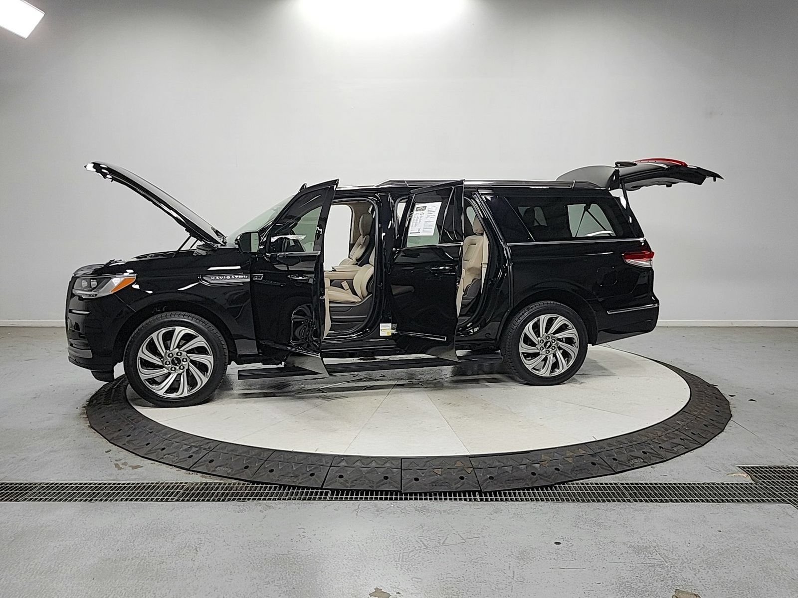 Used 2023 Lincoln Navigator L Reserve AWD/4WD image 13