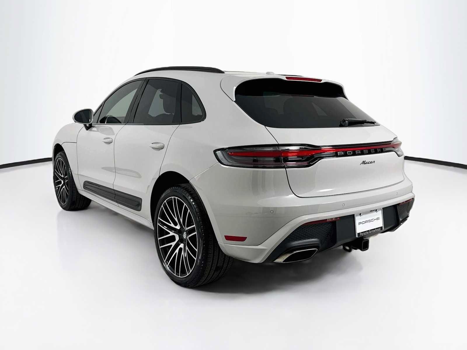 Certified 2025 Porsche Macan AWD/4WD image 3