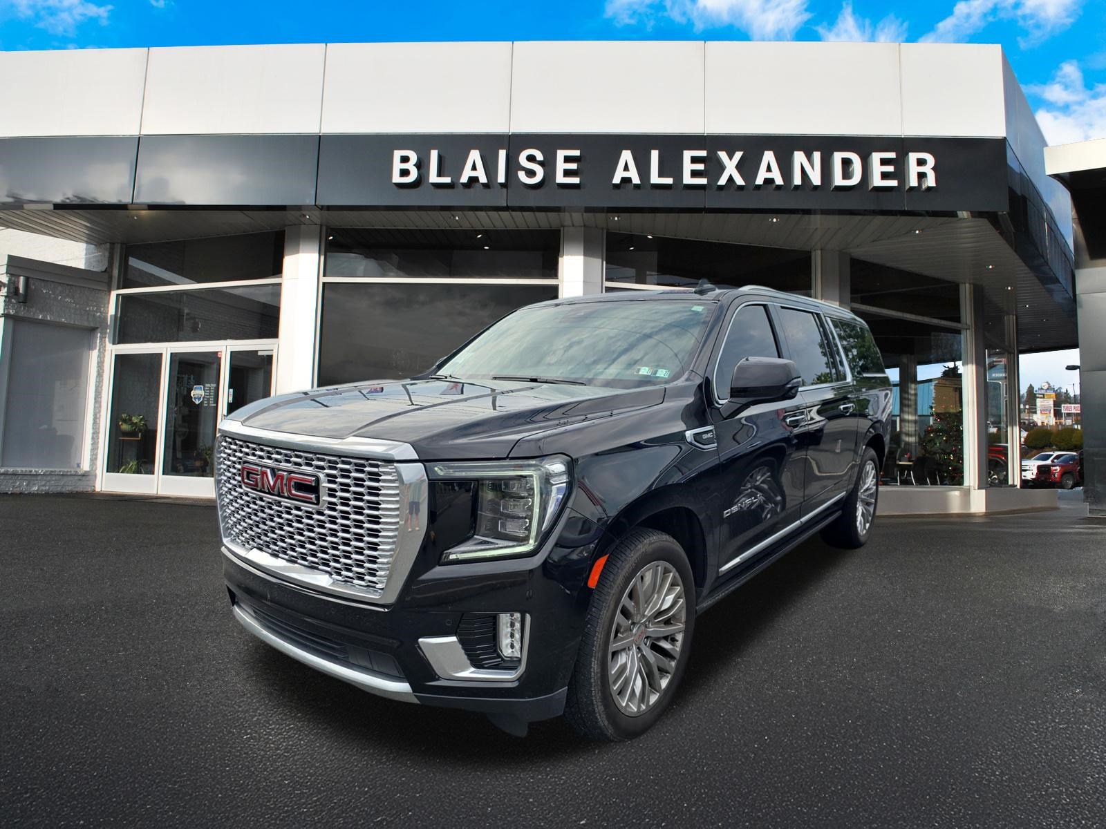 Used 2023 GMC Yukon XL Denali w/ Denali Reserve Package AWD/4WD image 9