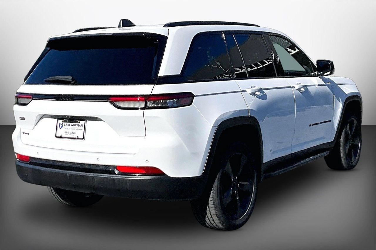 Certified 2023 Jeep Grand Cherokee Altitude AWD/4WD image 8
