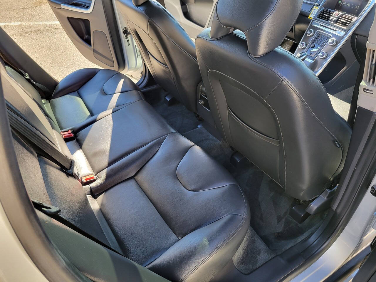 Used 2015 Volvo XC60 T5 Premier w/ Proximity Package FWD image 18