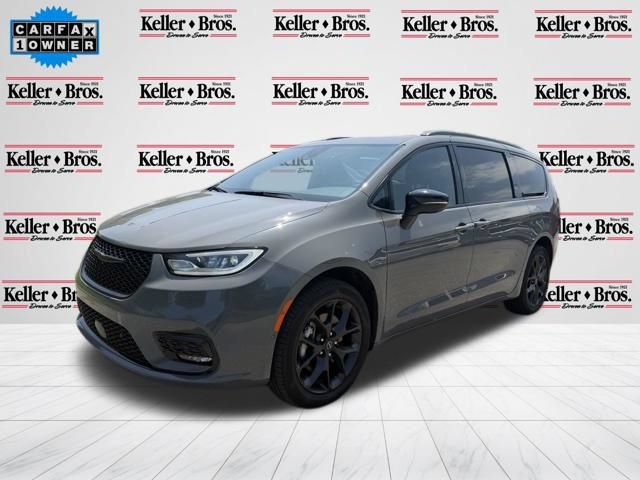 Used 2025 Chrysler Pacifica Limited w/ Uconnect Theater Family Group AWD/4WD image 3