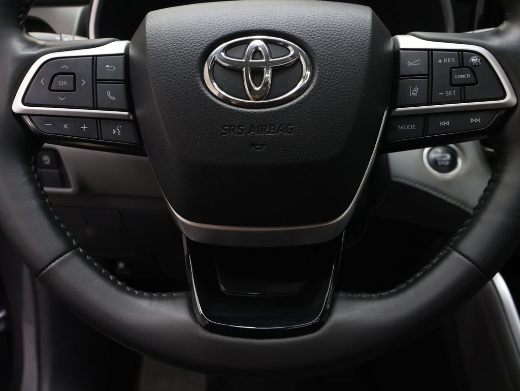 Used 2024 Toyota Highlander Limited FWD image 19