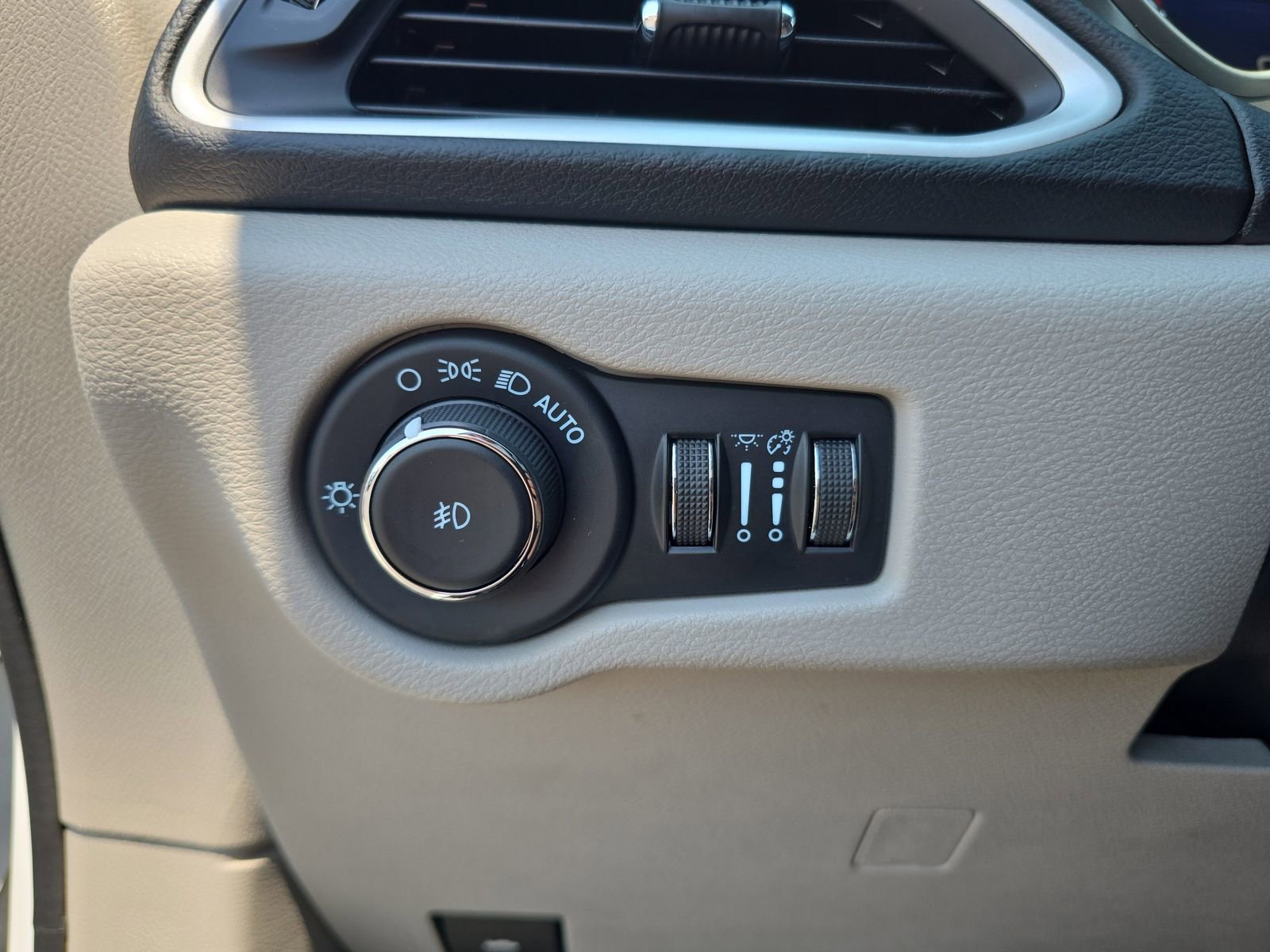 Used 2023 Chrysler Pacifica Touring-L image 22