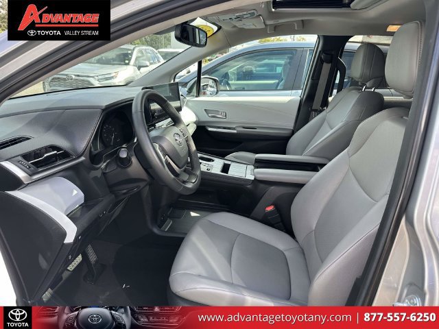 Used 2025 Toyota Sienna XLE FWD image 19