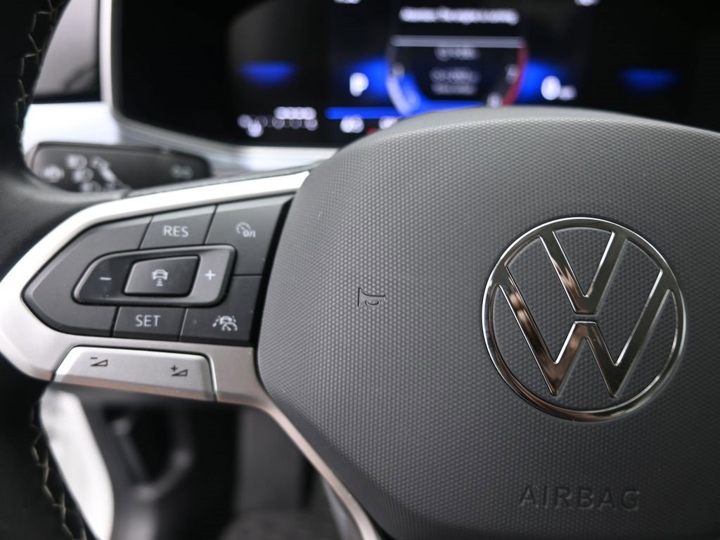 Used 2025 Volkswagen Taos SE image 16