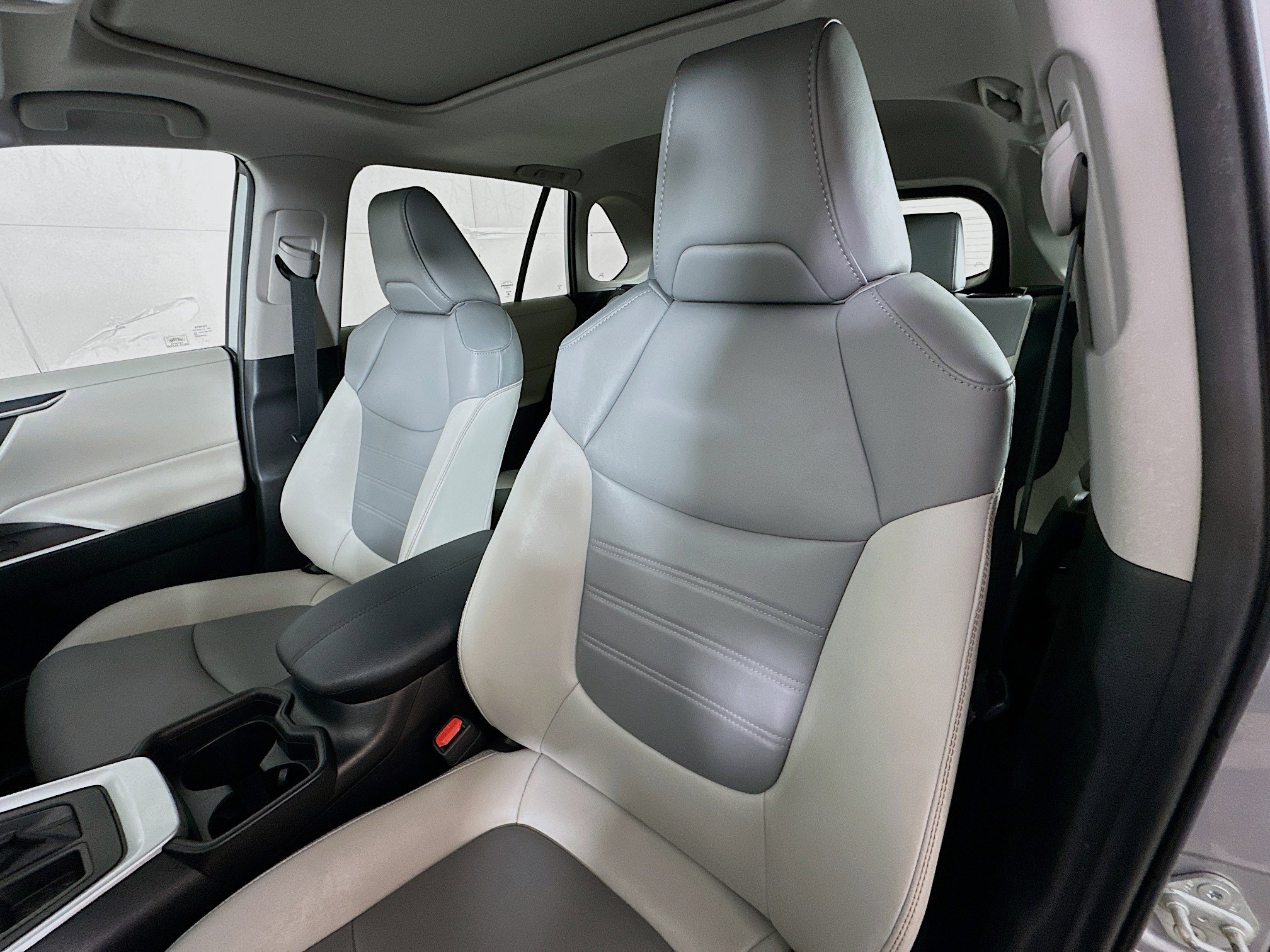 Used 2021 Toyota RAV4 XLE Premium image 19