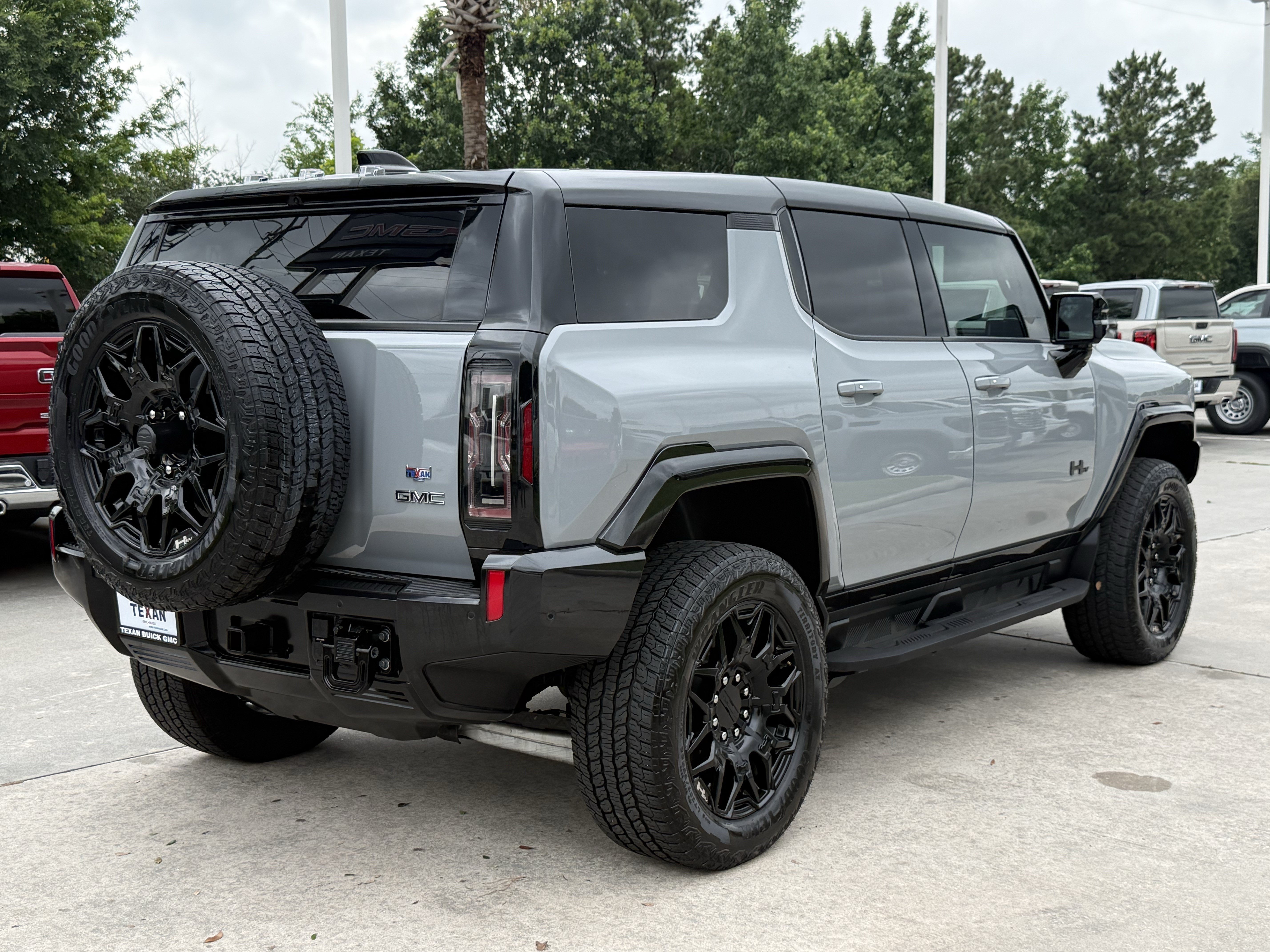 Used 2026 GMC Hummer EV SUV w/ LPO, Dark Essentials Package AWD/4WD image 5