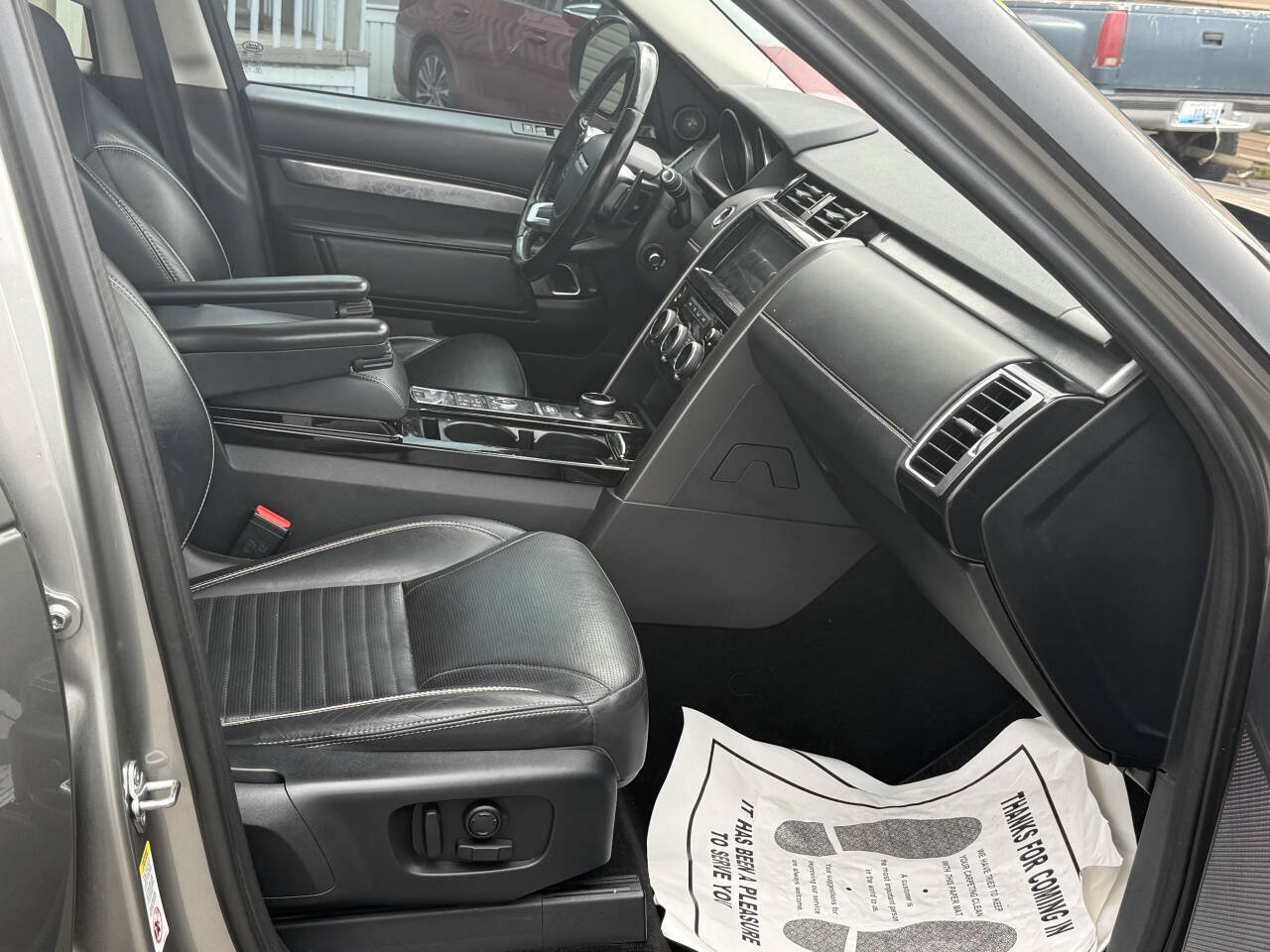 Used 2017 Land Rover Discovery First Edition AWD/4WD image 19