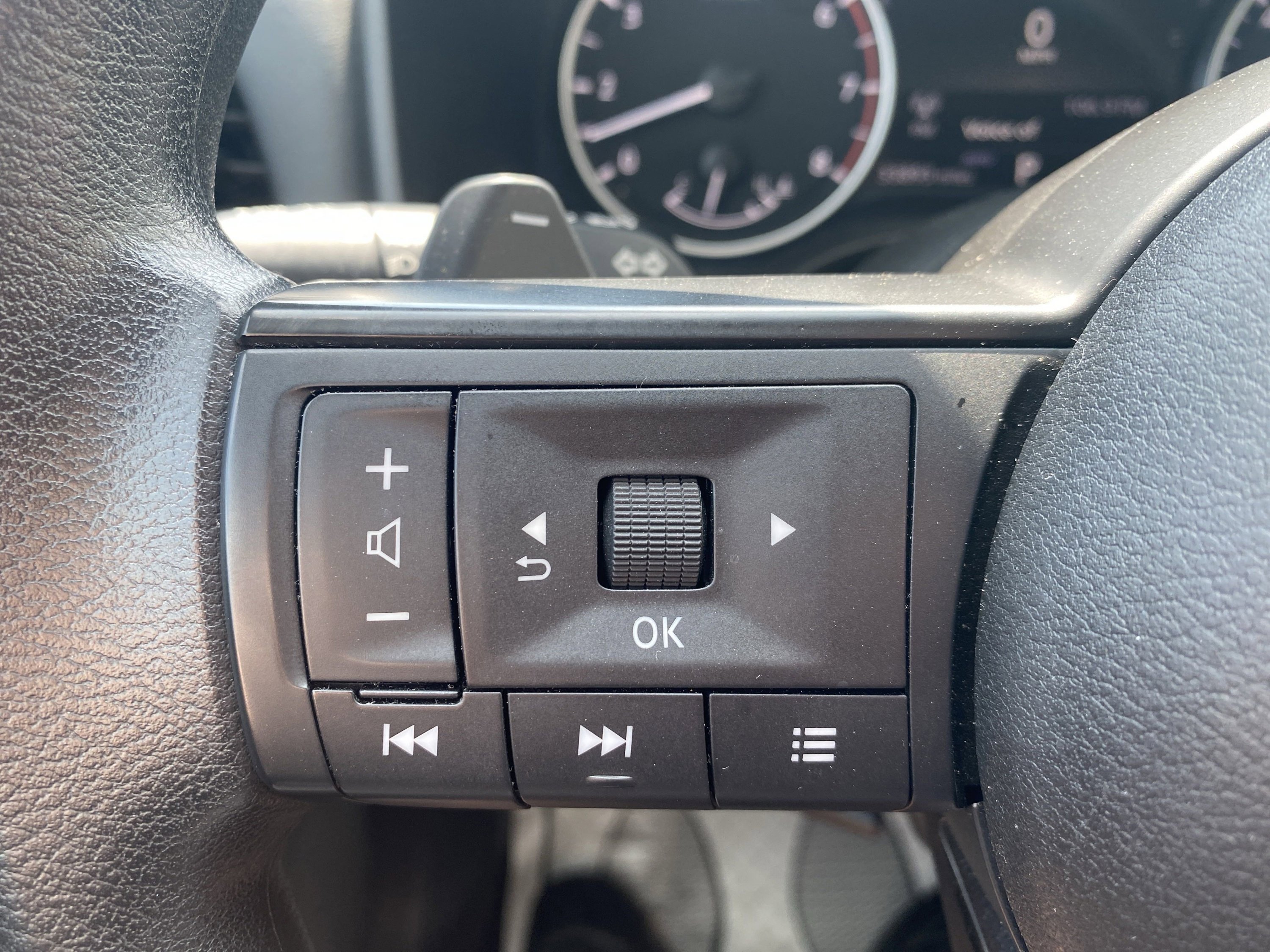 Used 2023 Nissan Rogue S image 20