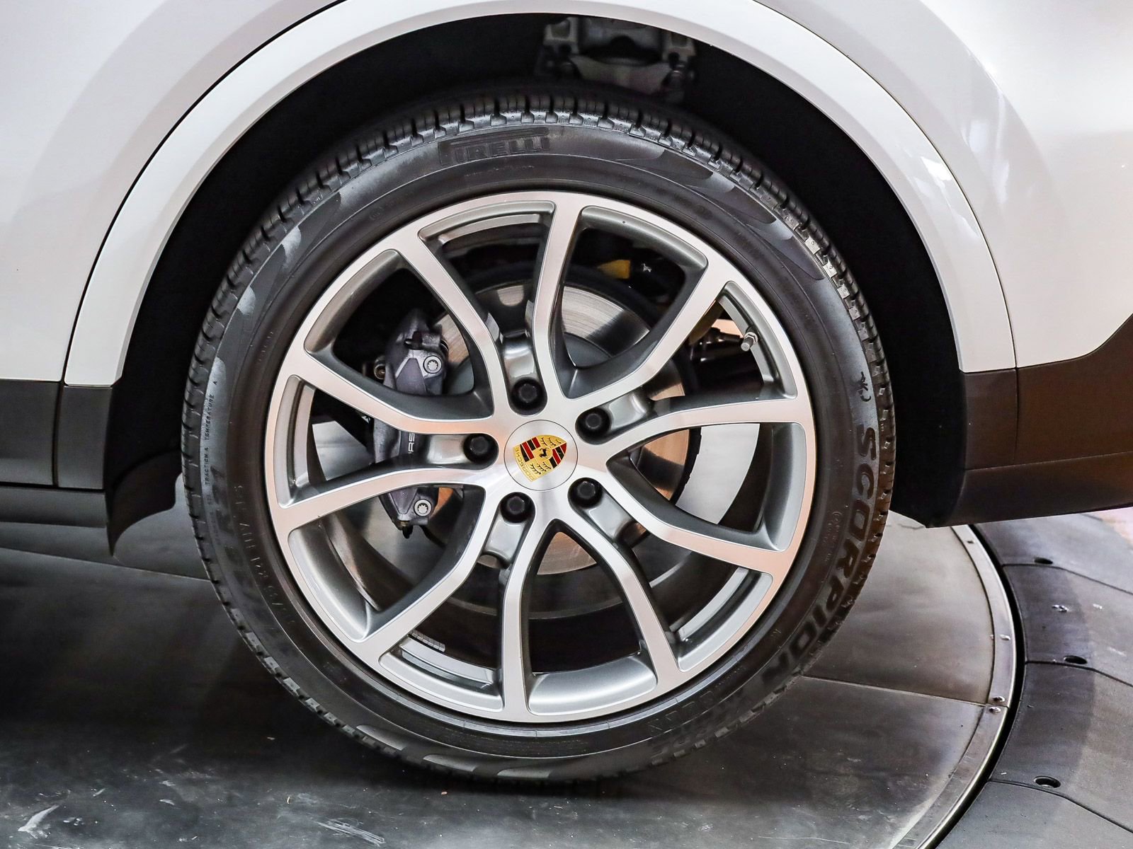 Certified 2022 Porsche Cayenne Platinum Edition image 9