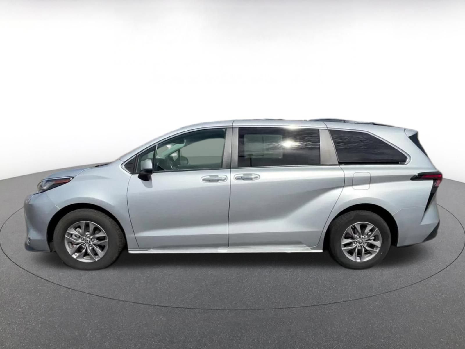 Used 2023 Toyota Sienna XLE FWD image 9