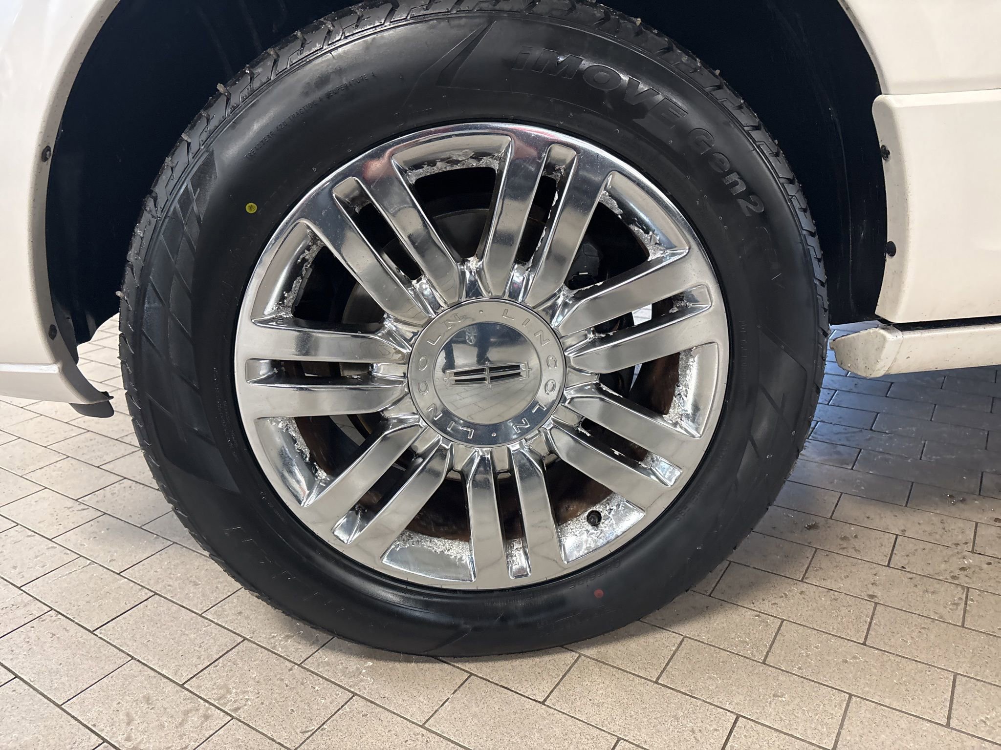 Used 2010 Lincoln Navigator L 4WD image 2