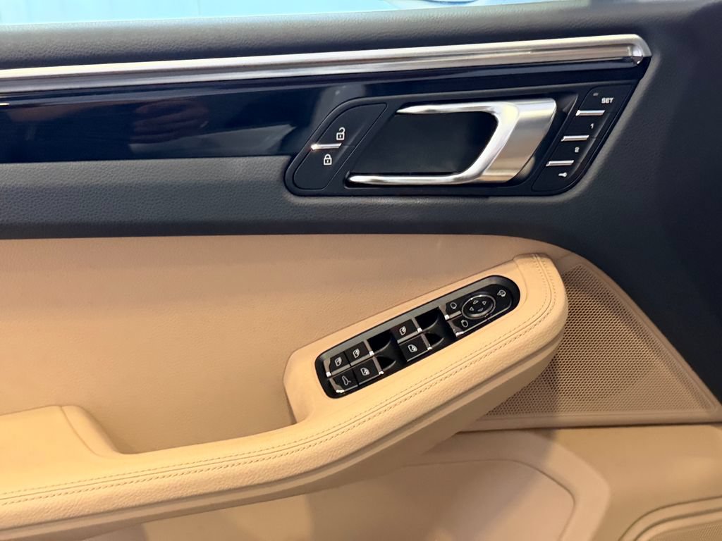 Certified 2023 Porsche Macan AWD/4WD image 13