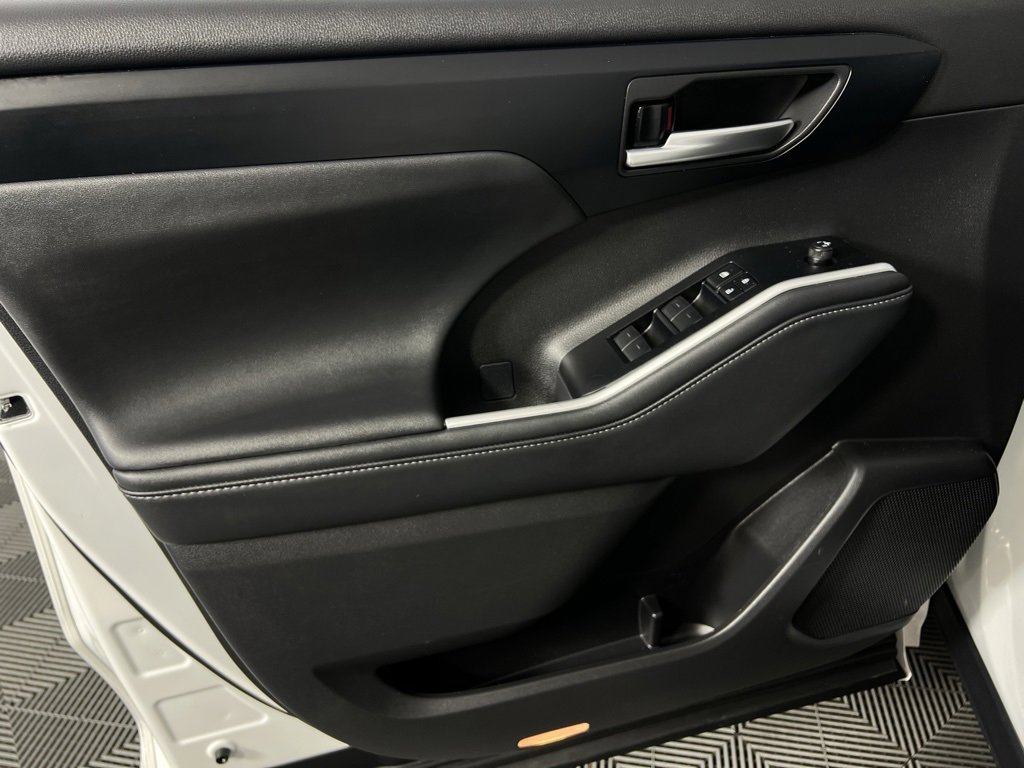 Used 2025 Toyota Highlander XLE image 24