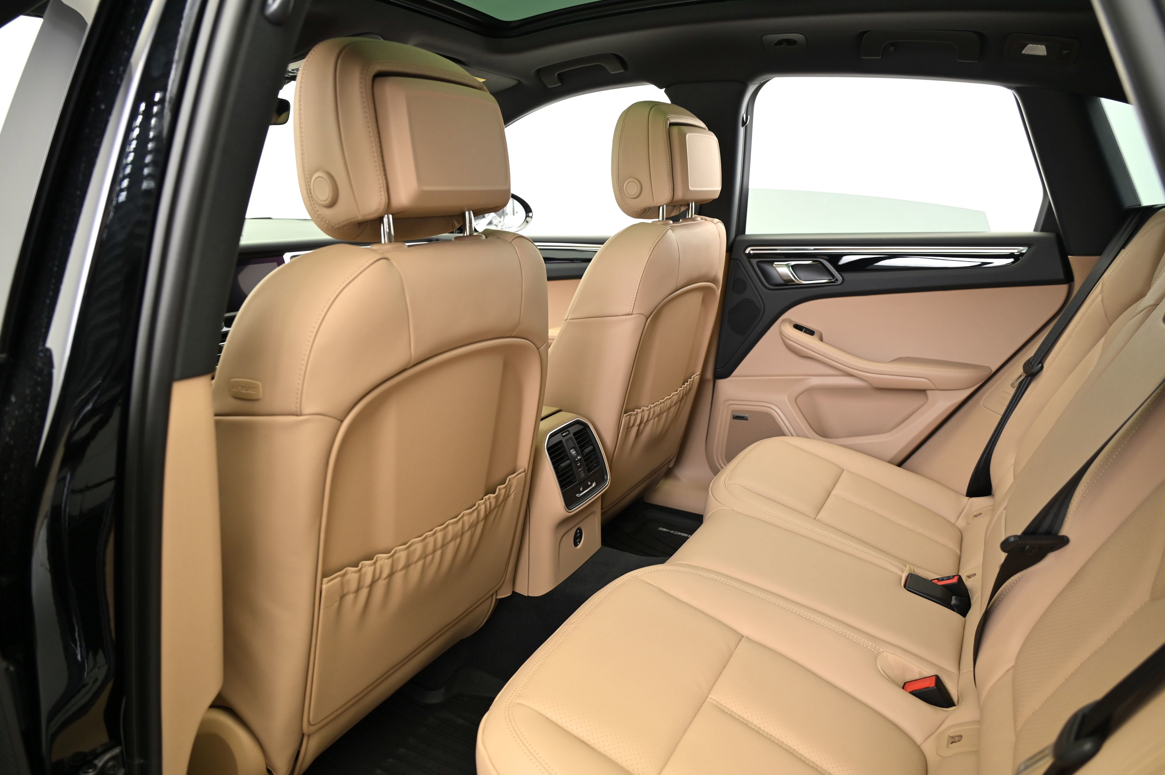 Certified 2025 Porsche Macan image 31