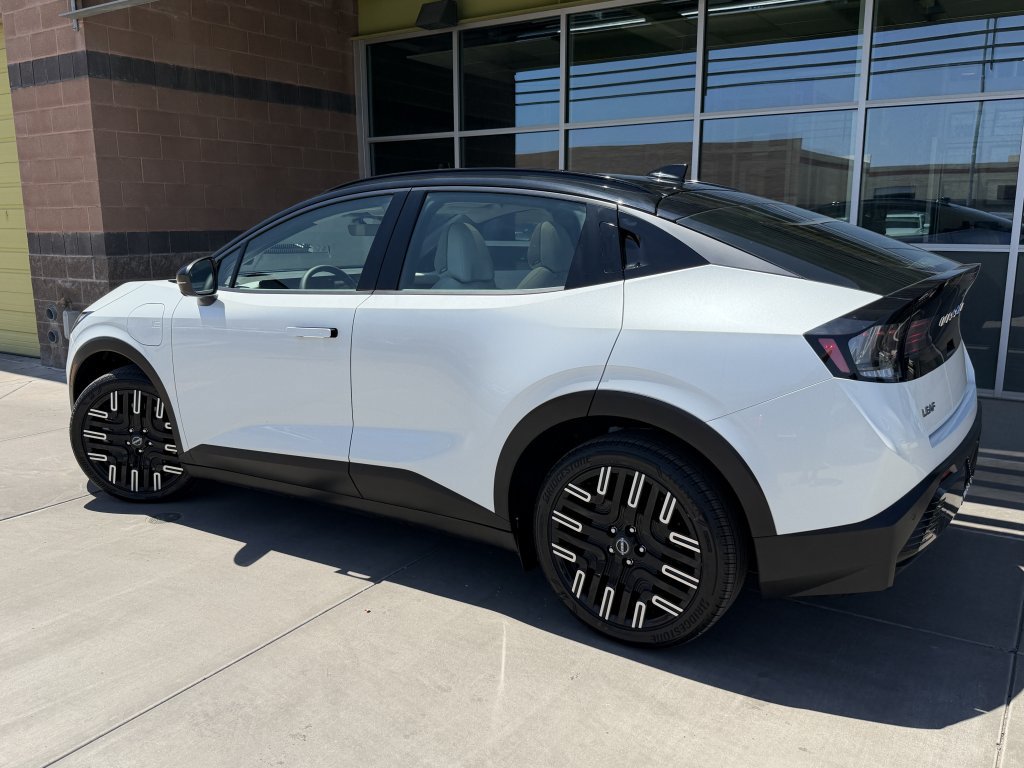 Used 2026 Nissan Leaf Platinum+ w/ Floor Mat Package (Platinum+) FWD image 5
