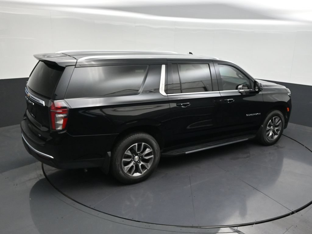 Used 2022 Chevrolet Suburban LT w/ Luxury Package RWD image 19