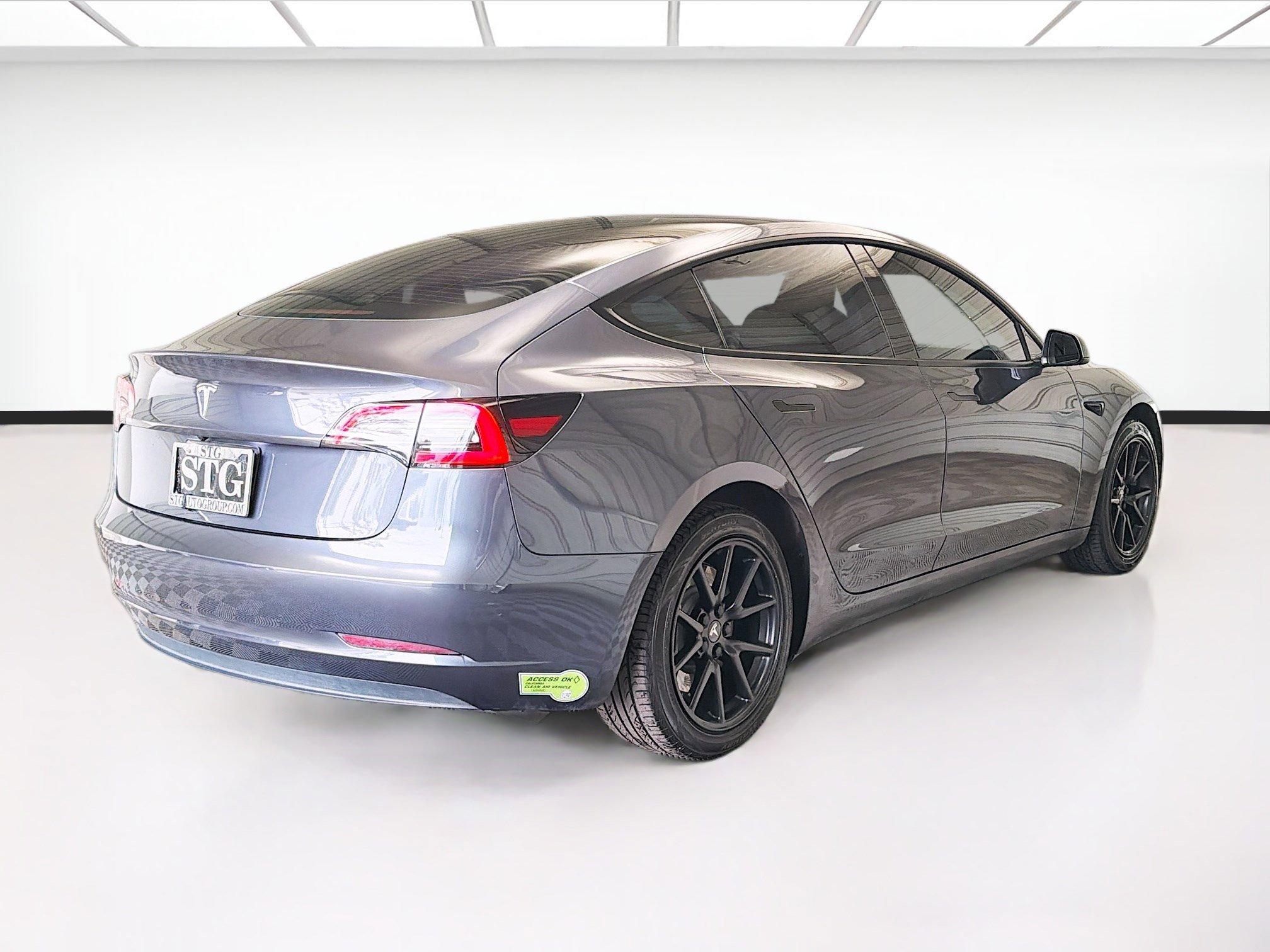 Used 2023 Tesla Model 3 Standard Range image 4